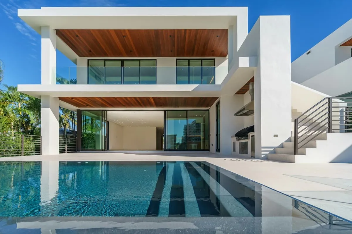 Contemporary white house with a swimming pool and floor to ceiling glazing